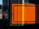 orangefarbenes Warnschild Logistik